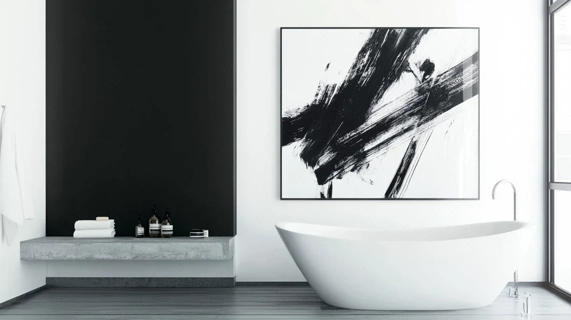 Les Avantages d’un Tableau Abstrait Noir et Blanc dans une Salle de Bain Moderne Minimaliste