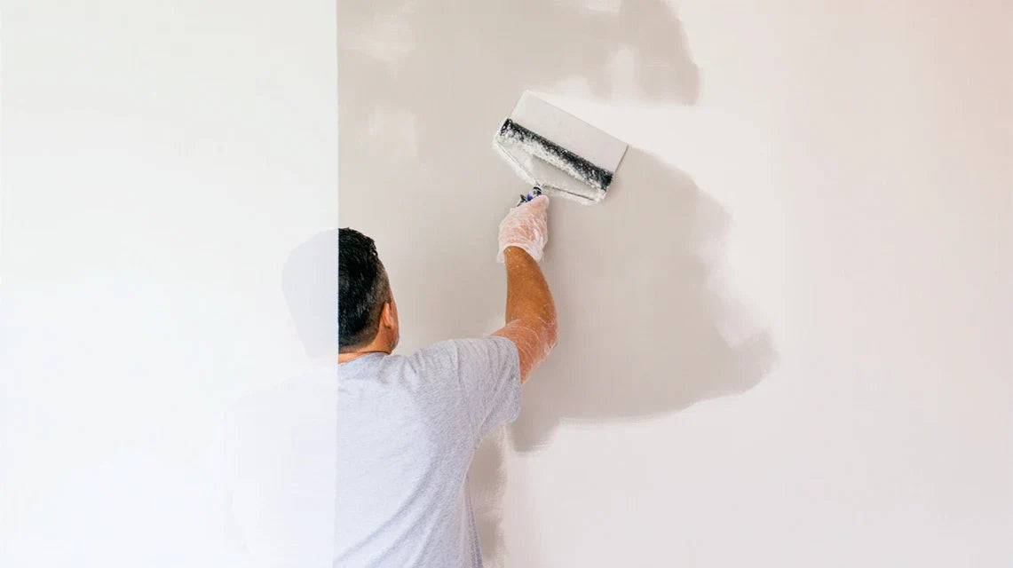 Peut-on coller un tableau directement sur le mur ? (et dans quels cas l’éviter)