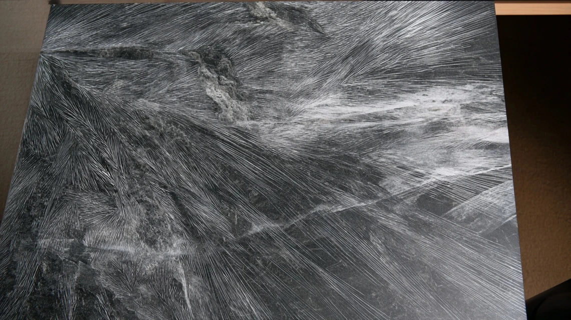 Supports minéraux (ardoise, marbre) : tableaux sculptés dans la matière