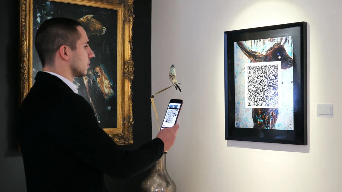 NFT tableau physique hybride, art mural tangible et propriété numérique