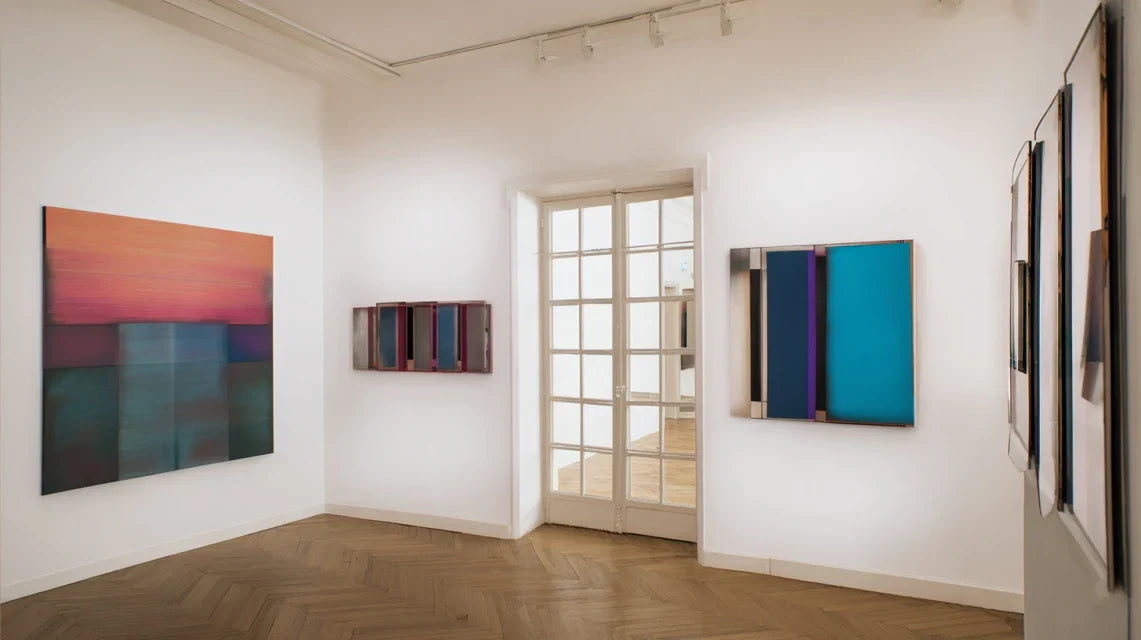 Encadrement invisible ou apparent : que choisir pour une œuvre moderne ?