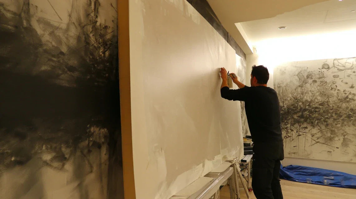 Comment utiliser les tableaux pour masquer un mur vide imposé ?