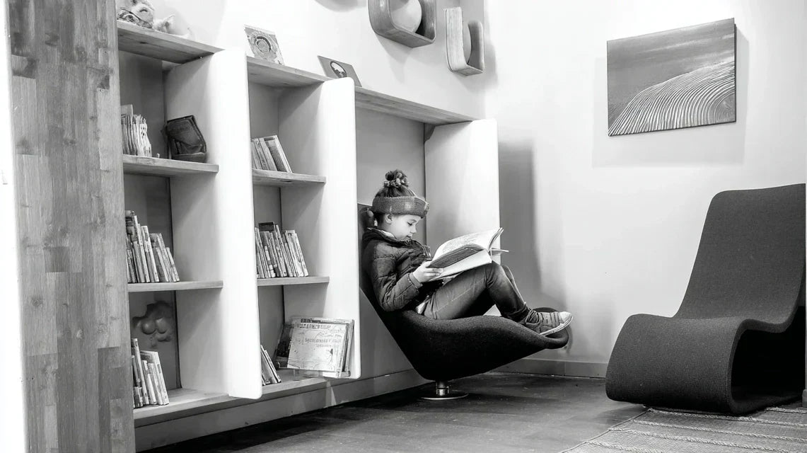 Pourquoi un tableau bien choisi peut aider Ă  structurer un coin lecture ou un espace calme ?