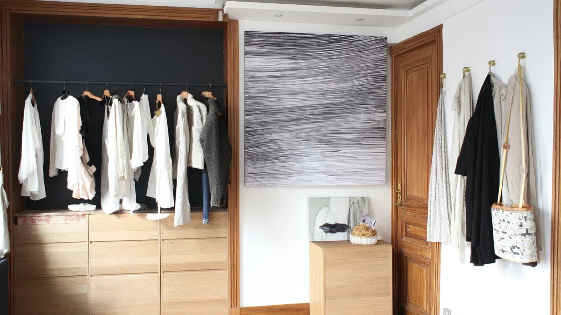 Tableau dans une chambre qui fait aussi dressing