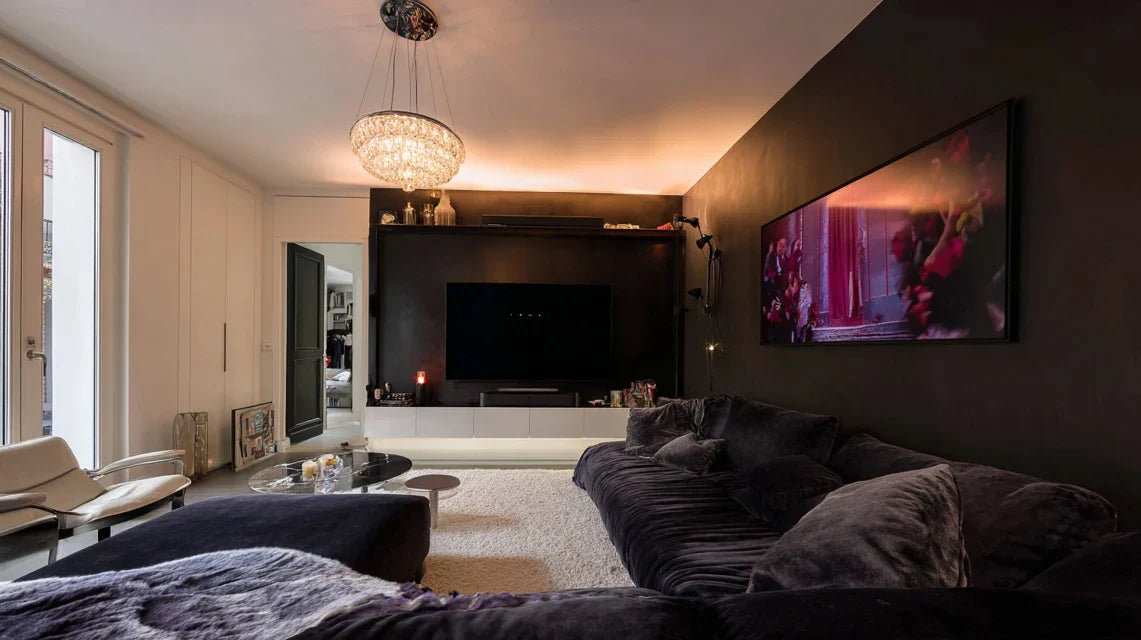 Créer une ambiance cinéma avec tableau + lumière rasante