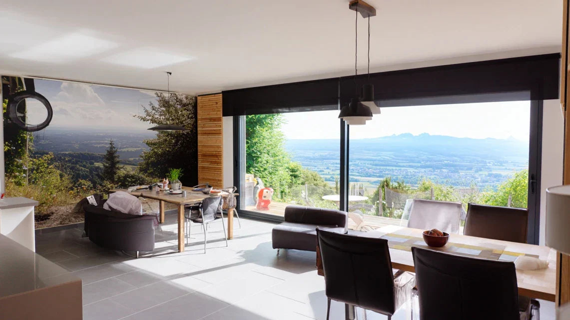 Quels tableaux pour une maison avec de grandes baies vitrées ?