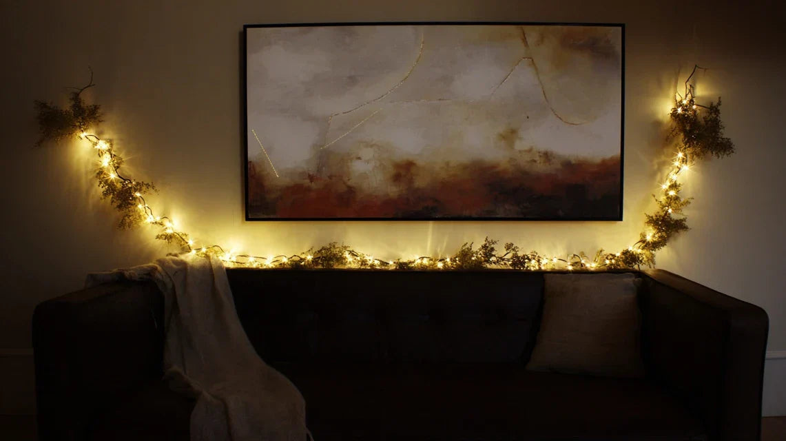 Mise en scène élégante : tableau + guirlandes LED bien dosées