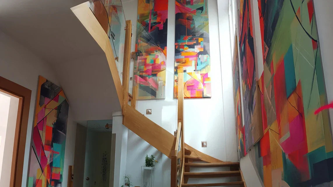 Optimiser la verticalité dans une maison avec mezzanine grâce à l’art mural