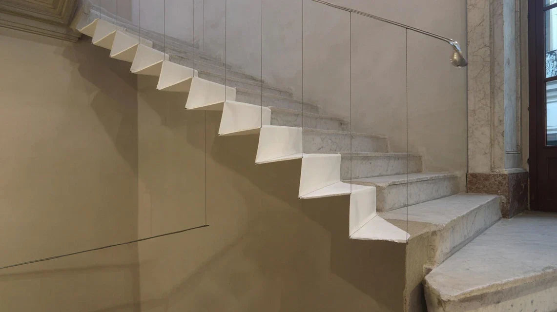 Mettre en valeur un escalier en pierre ou en béton avec une œuvre verticale