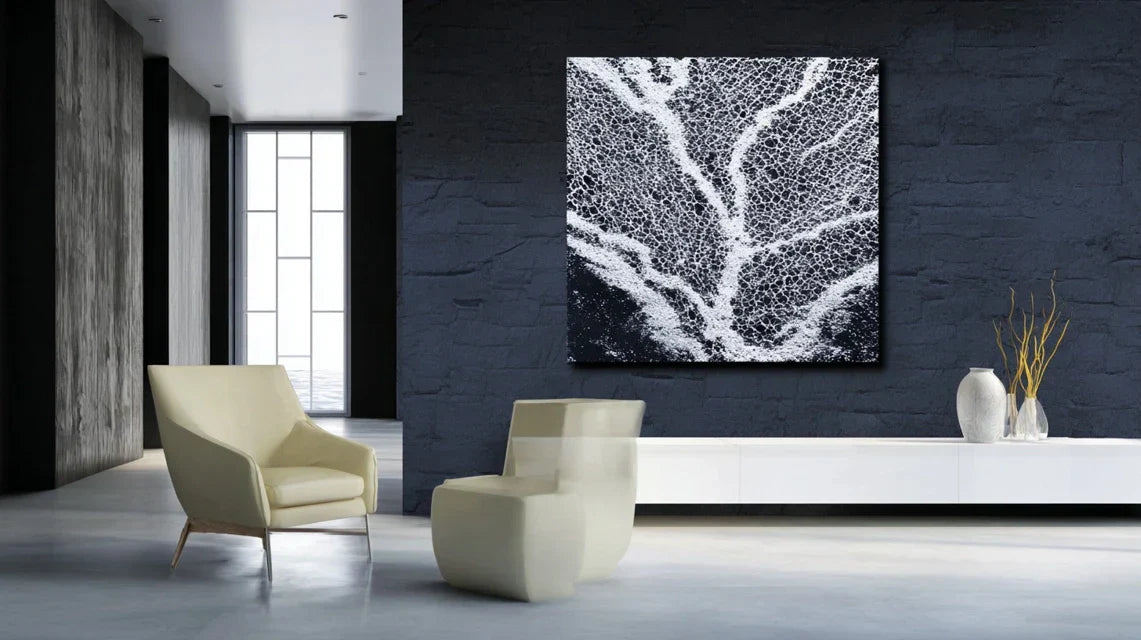 Tableau unique dans un mur saturé : point de respiration