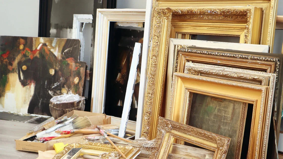 Recycler des cadres anciens autour de vos tableaux modernes : contraste chic