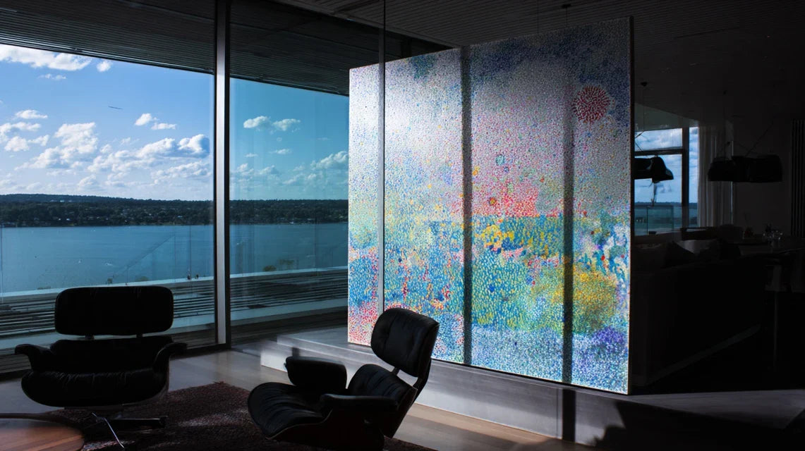 Peut-on poser un tableau devant une baie vitrée ?