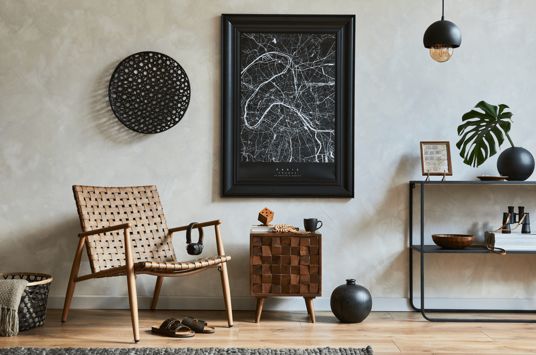 Salon moderne avec chaise en bois tressé, table d'appoint, décoration murale et cadre carte noire