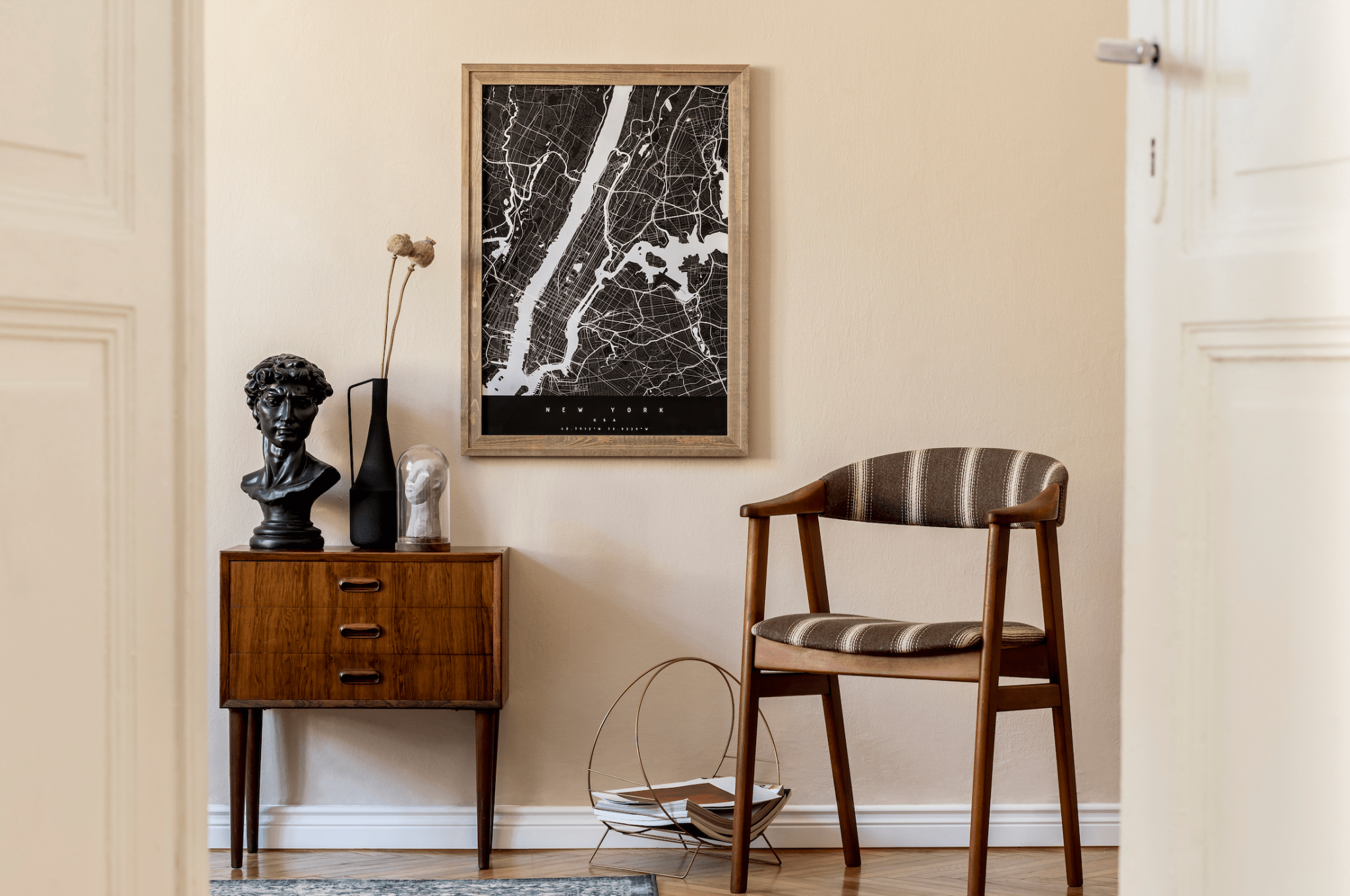 Décor intérieur moderne avec une carte en noir et blanc, statue et meubles en bois élégant