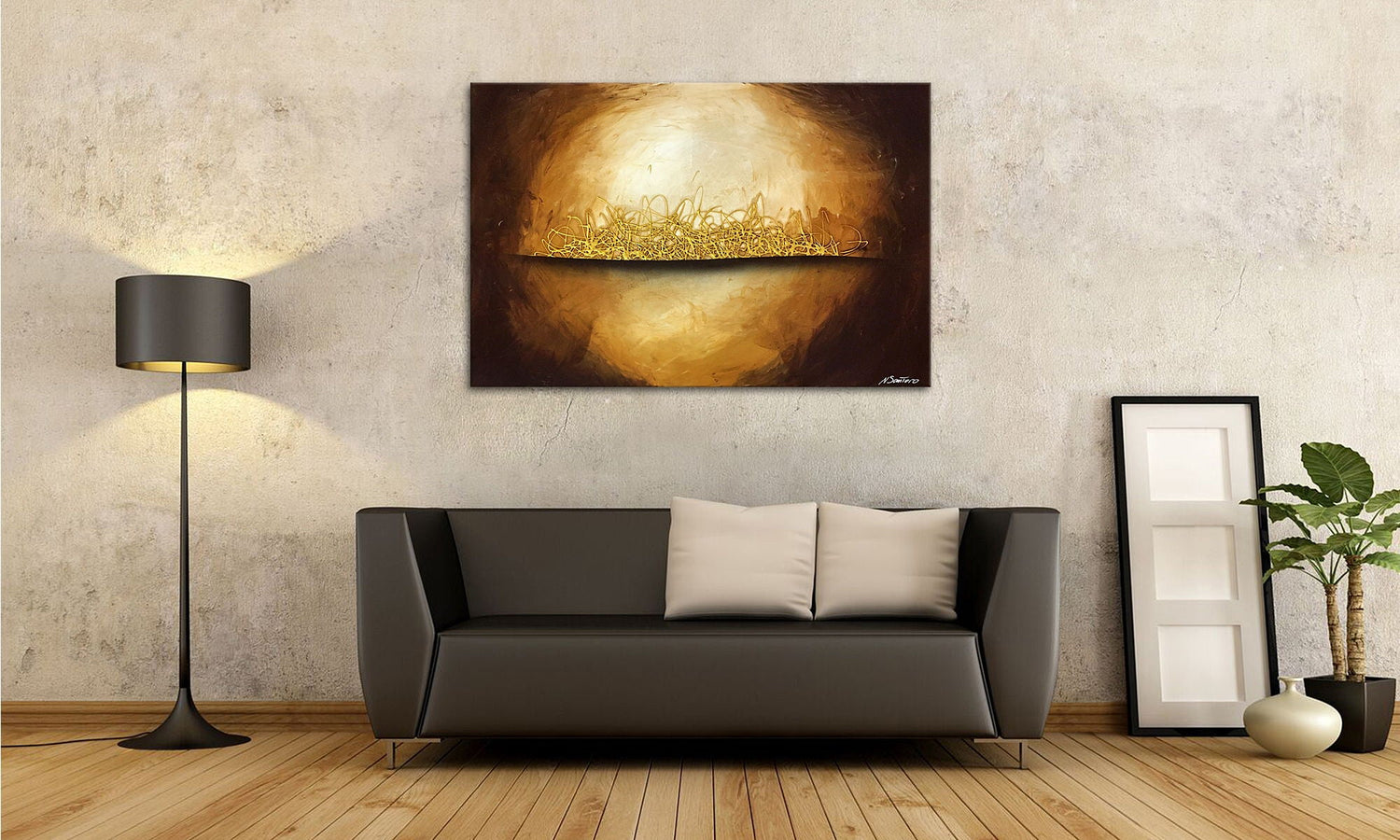 Tableau moderne dans un salon élégant avec canapé gris et lampadaire, créant une ambiance chaleureuse