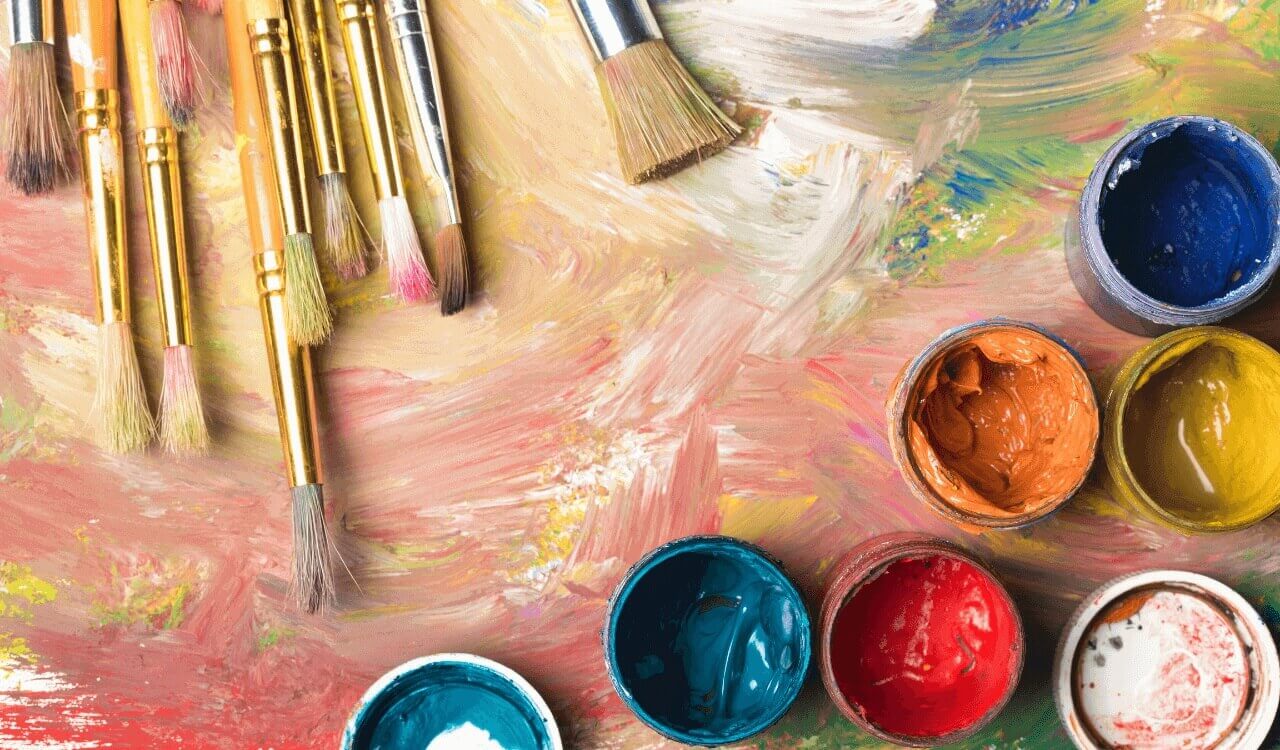 Pinceaux et pots de peinture colorés sur une palette pour la création artistique