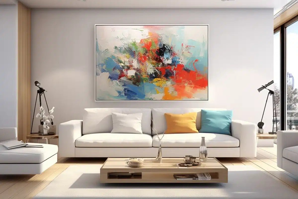 Grand tableau abstrait coloré dans un salon moderne avec canapé blanc et tables en bois