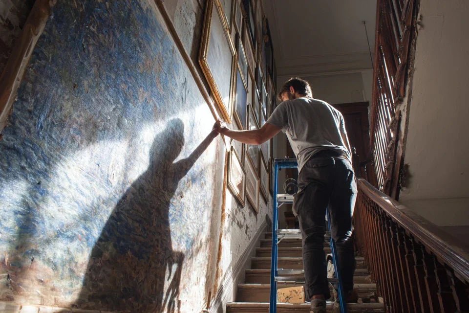 Accrocher un grand tableau dans un escalier : guide technique