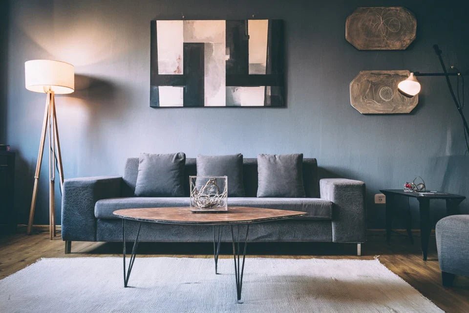 Accrocher un tableau au-dessus d’un canapé : proportions et équilibre