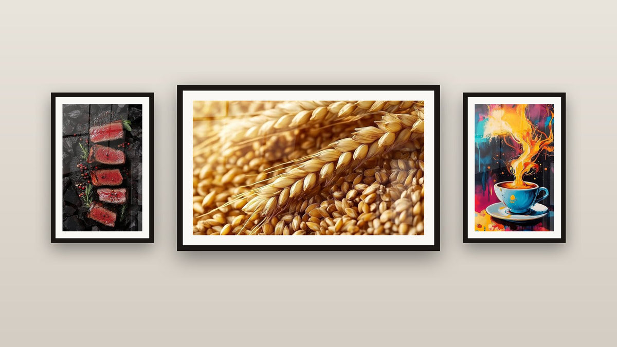 Galeriewand mit drei gerahmten Gemälden, darunter Kaffee Wandbild Nr. 1 und Fleisch-Wandbild Nr. 1