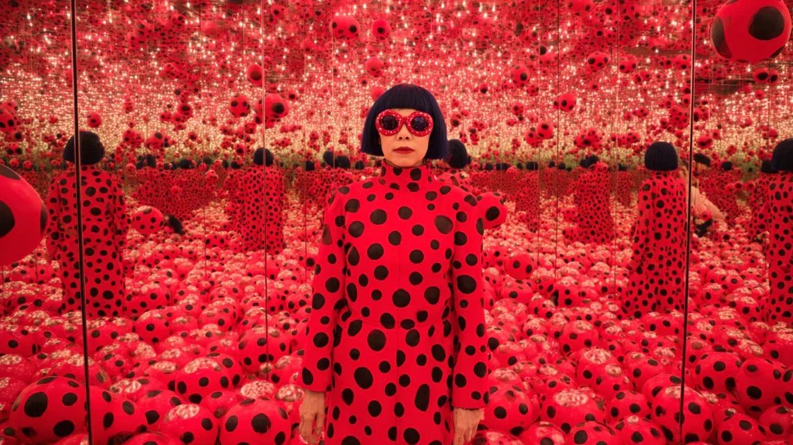 Biographie de Yayoi Kusama : la prĂŞtresse obsessionnelle des pois et des miroirs infinis