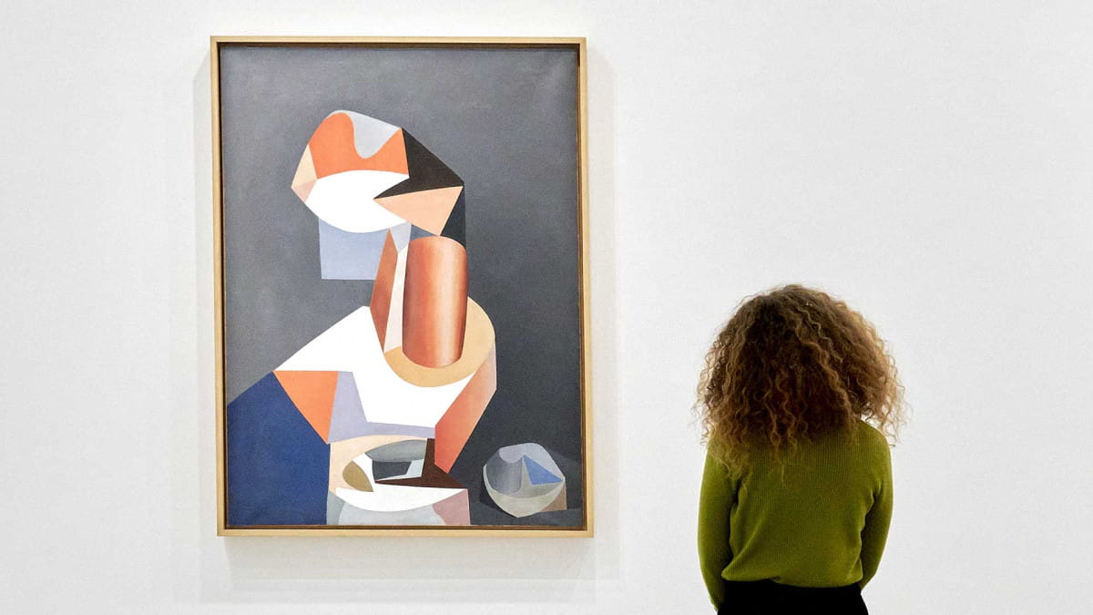Femme admirant une œuvre d'art abstraite dans une galerie d'art contemporaine