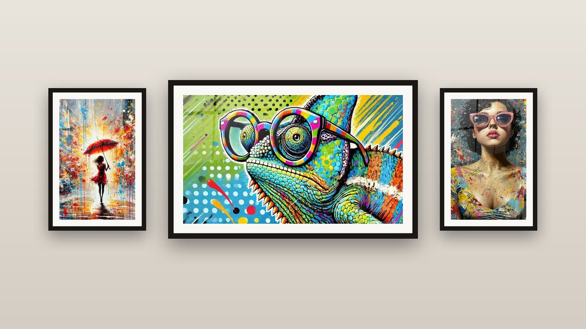 Parete galleria con tre quadri incorniciati, tra cui Camaleonte Pop Art e Pioggia di Colori