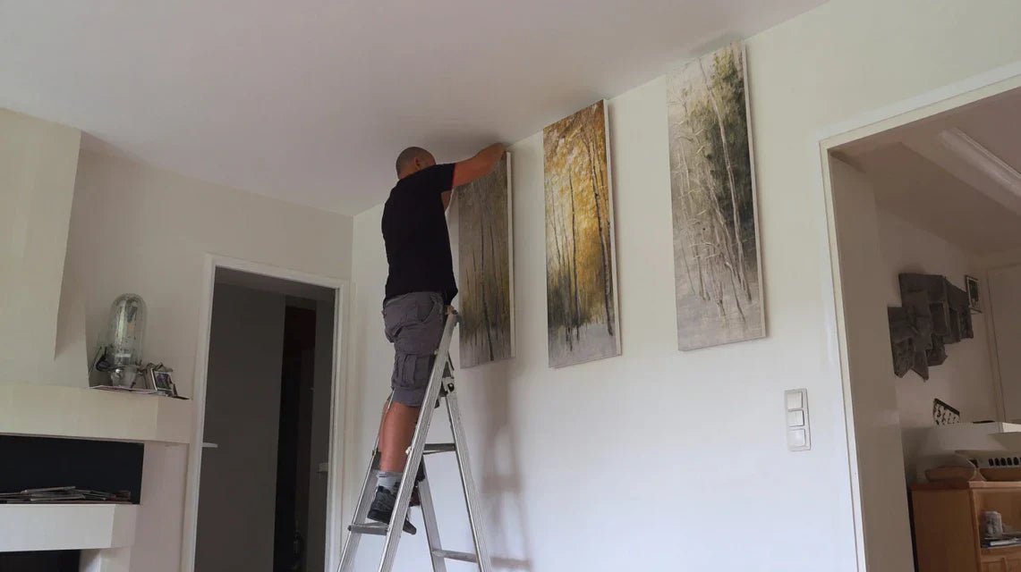 Comment créer une composition verticale de tableaux pour allonger visuellement un mur ?