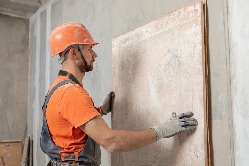 Comment fixer un tableau lourd sur un mur en placo sans danger ?