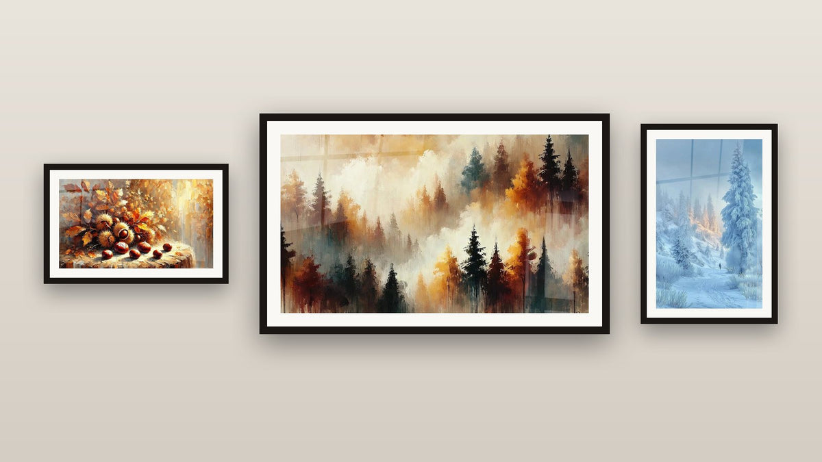 Mur de galerie avec trois tableaux encadrés : Sapins Solitude Bleue, Fruits de Saison et Nature en Couleurs