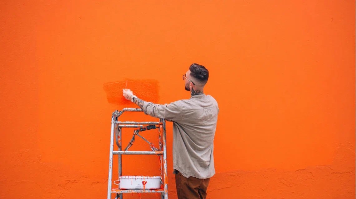 Créer un effet de contraste contrôlé avec tableau + mur coloré
