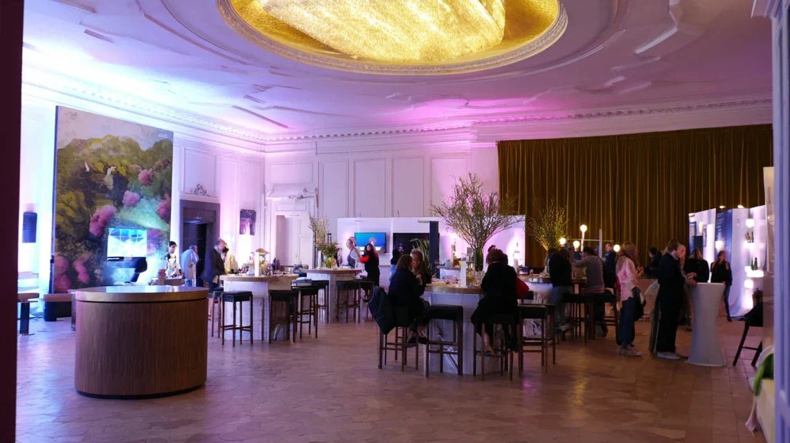 Créer un effet “lobby d’hôtel” dans votre salon avec une œuvre marquante