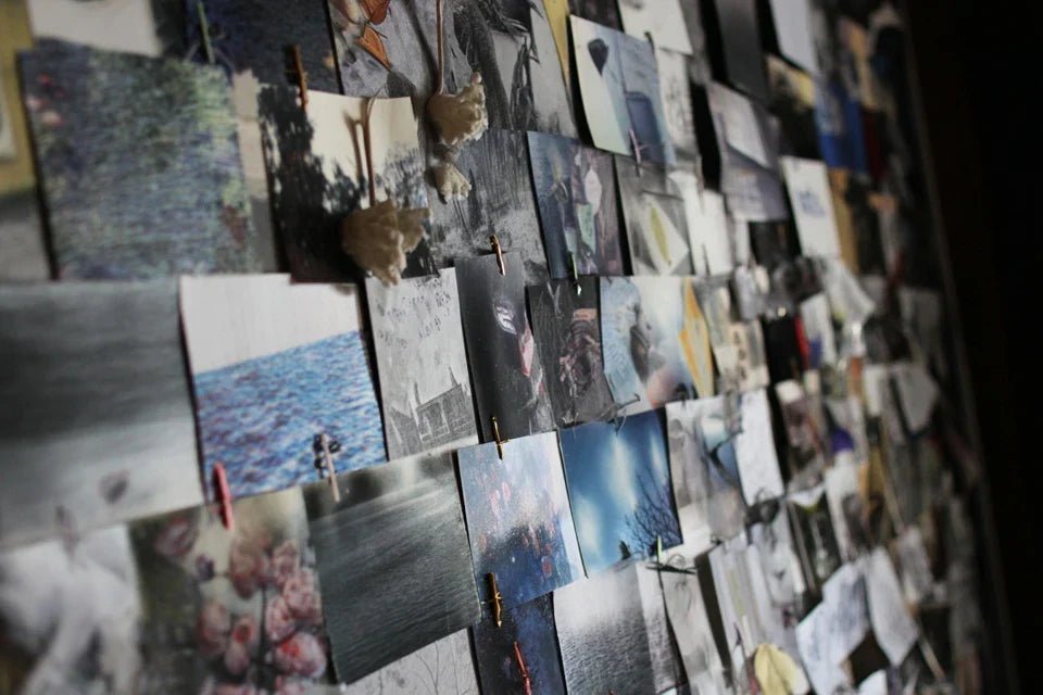 Créer un mur d’émotions : mixer souvenirs visuels et œuvres inspirantes