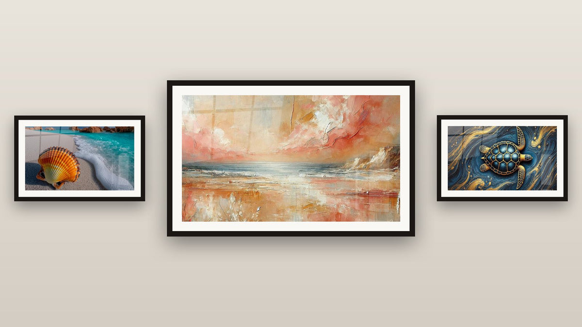 Mur de galerie avec trois tableaux encadrés : Douceur d’Ambre, Coquillage Azur écumant et Garde des Océans