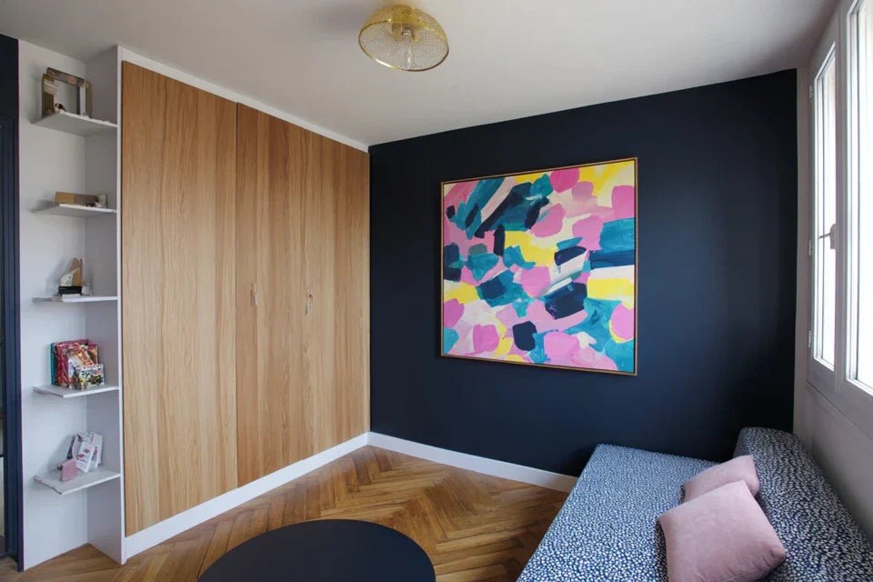 Décorer un mur vide sans étagères : le pouvoir du tableau bien placé