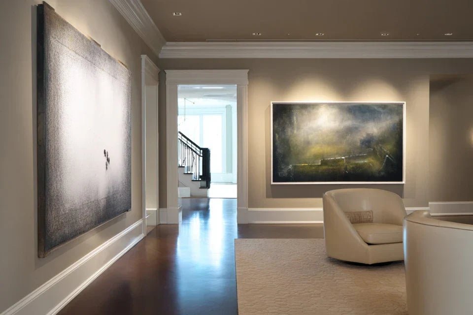 Encadrement invisible ou apparent : que choisir pour une œuvre moderne ?