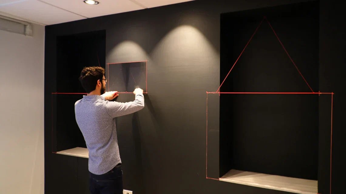 Faut-il accrocher un tableau centré ou décalé sur un mur accent ?