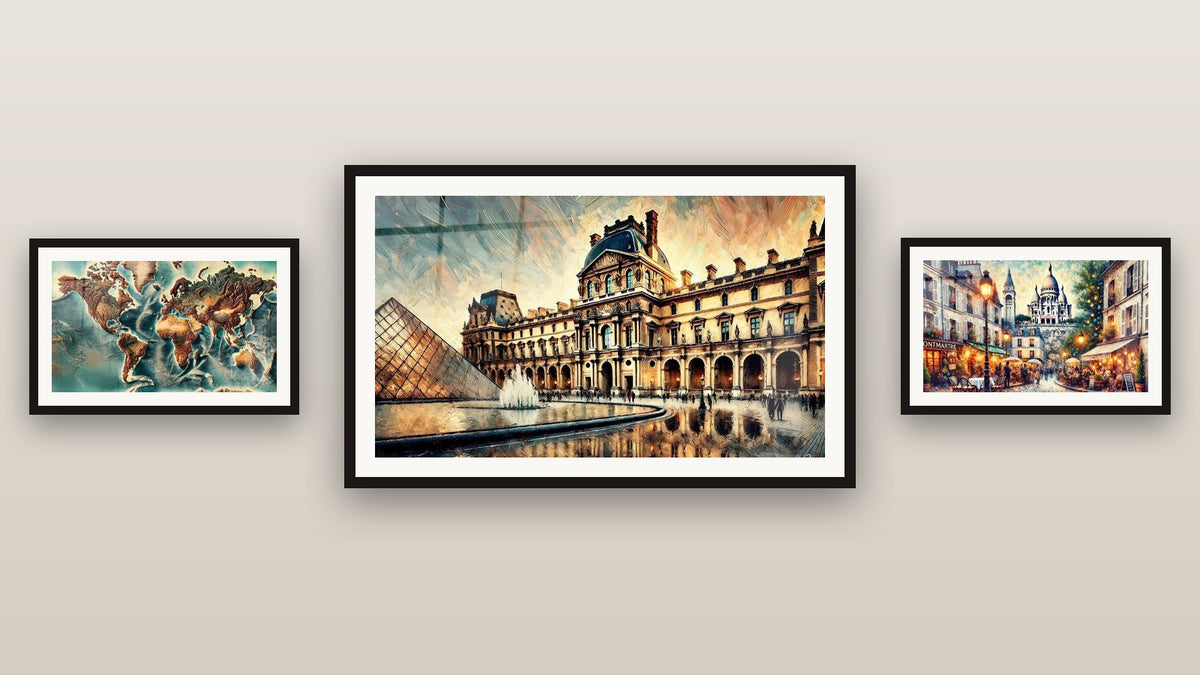 Parete galleria con tre quadri incorniciati, tra cui Carta del Mondo N°4
