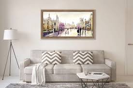 Peinture décorative représentant une scène urbaine printanière sur un mur au-dessus d'un canapé moderne