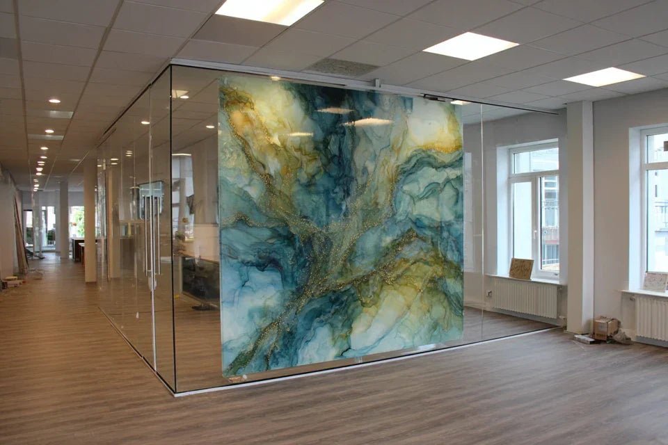 Installer un tableau en verre acrylique sur une cloison fragile