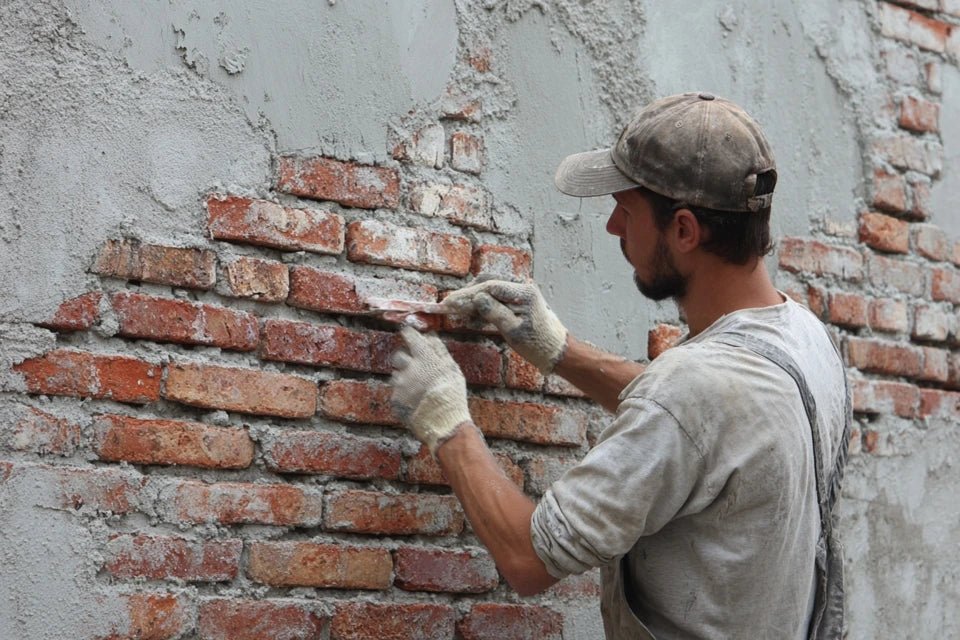 Installer un tableau sur un mur en brique ou en pierre : précautions à prendre