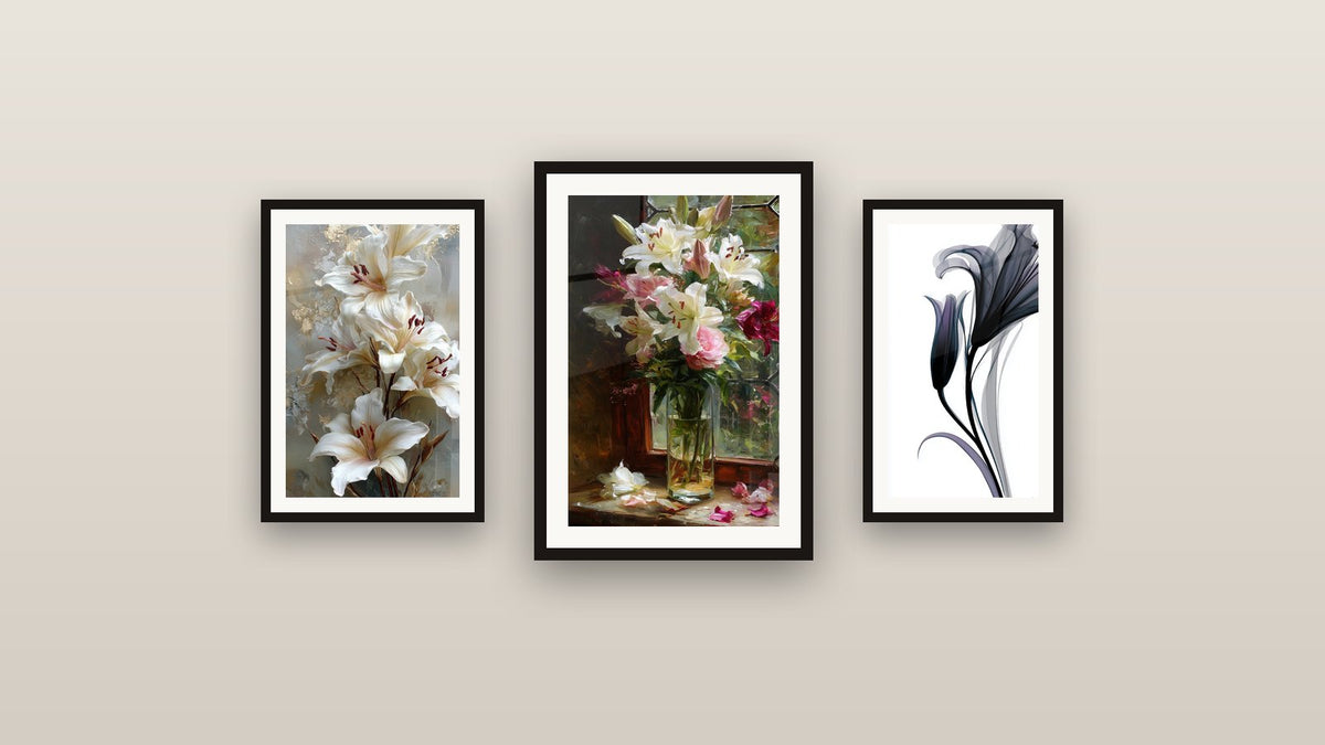 Galerijwand met drie ingelijste schilderijen, waaronder Lis wit met gouden accenten en Lis wit en roze voor raam in ruiten