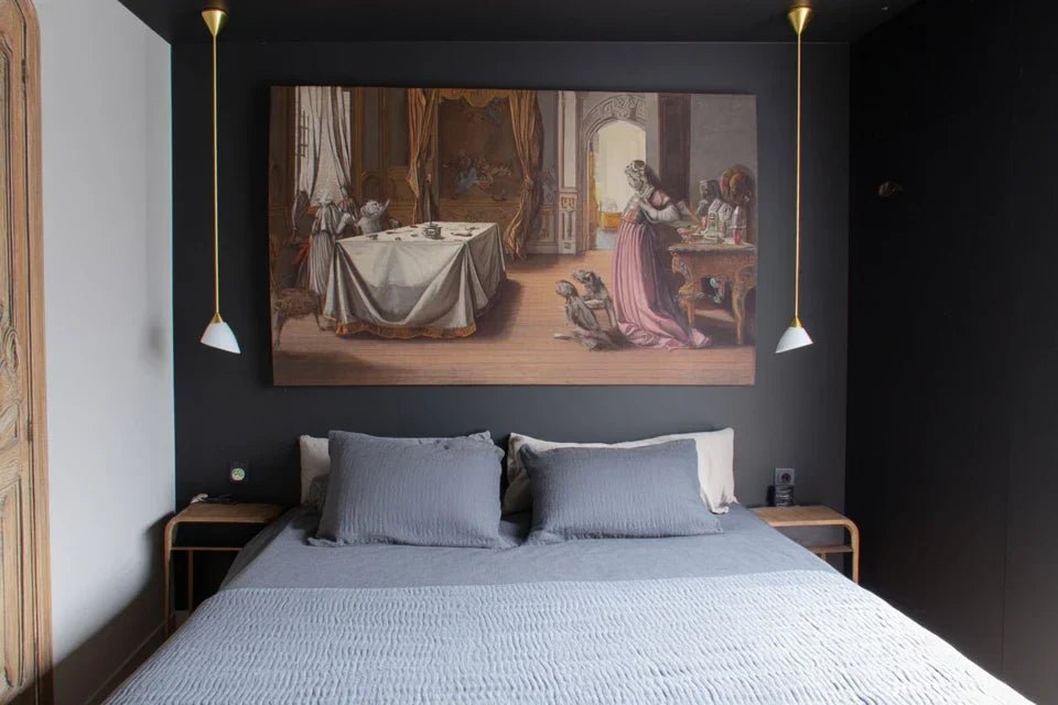 Mettre en scène un tableau dans une chambre parentale avec sobriété