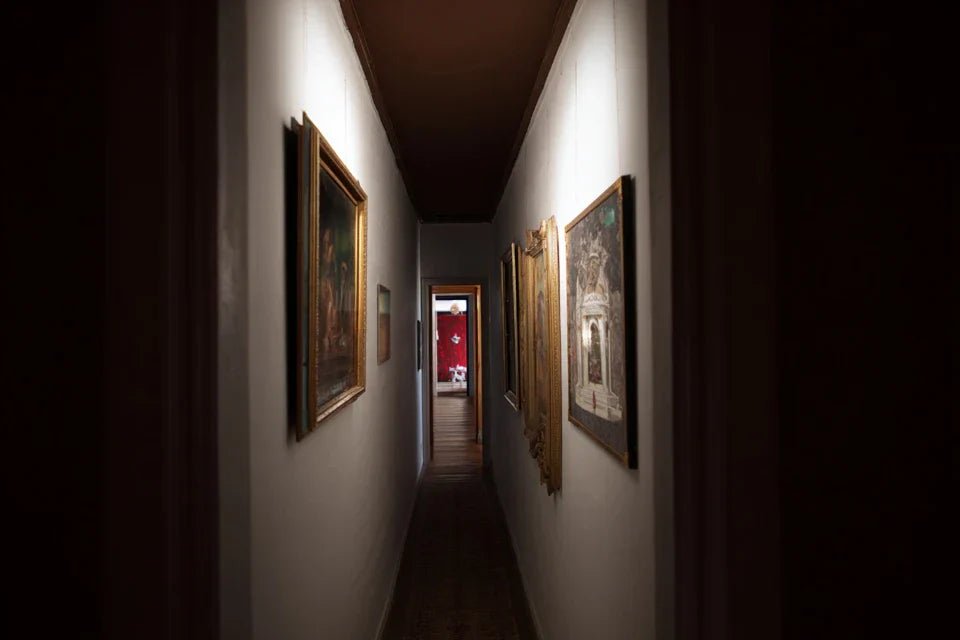 Mettre en valeur un tableau dans une entrée ou un couloir étroit