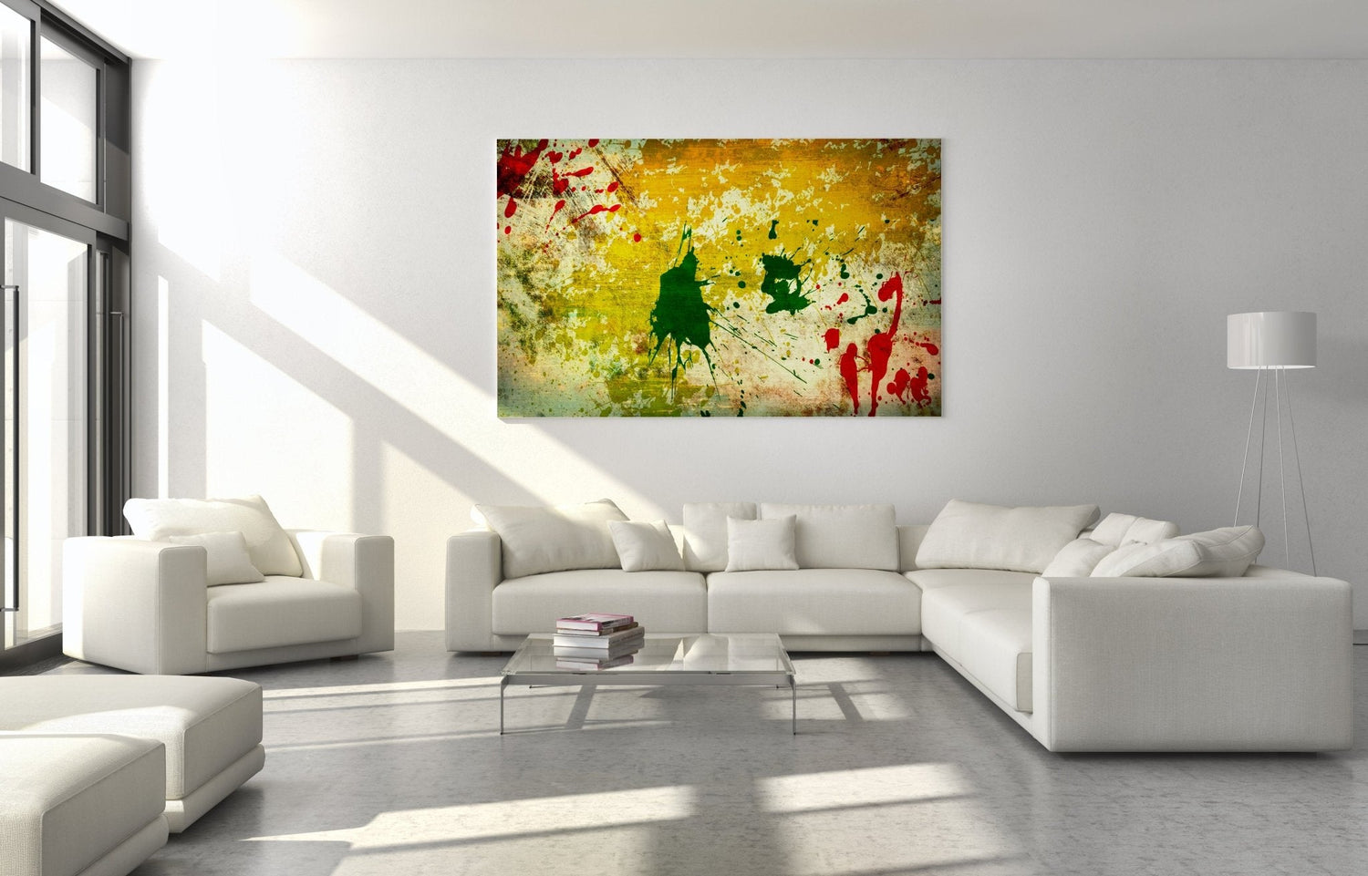 Œuvre d'art moderne avec éclaboussures de peinture jaune, verte et rouge dans un salon lumineux