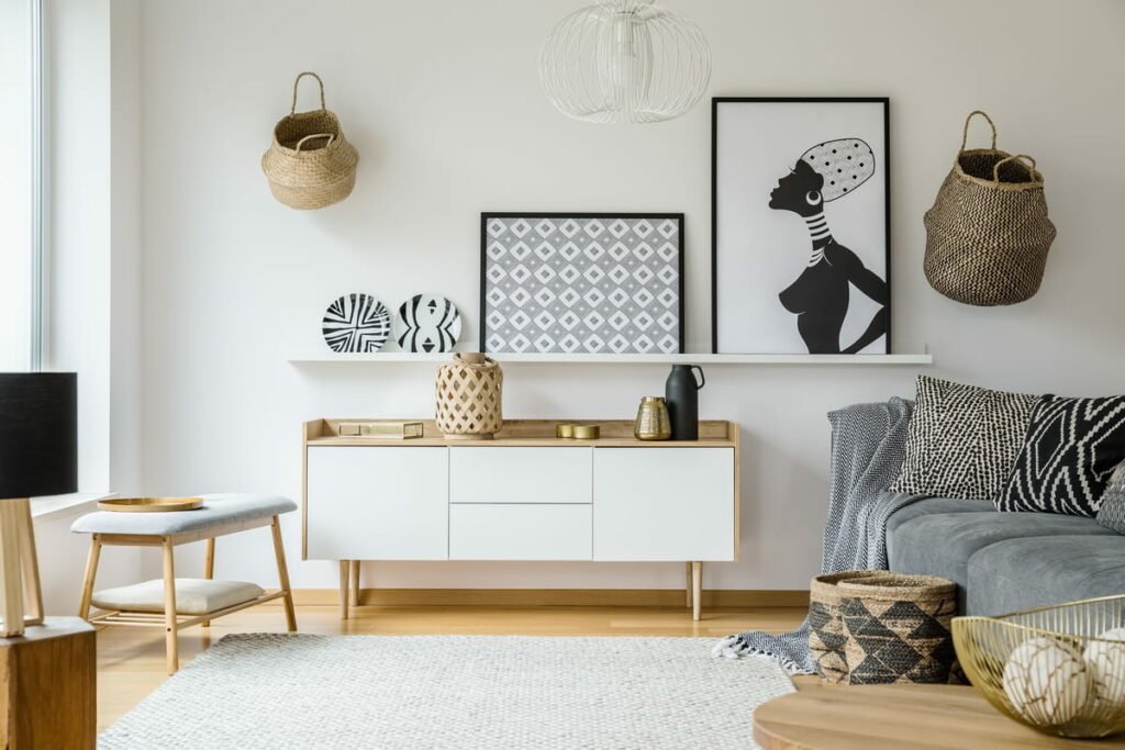 Salon moderne avec décoration scandinave, œuvres d'art et accessoires en osier