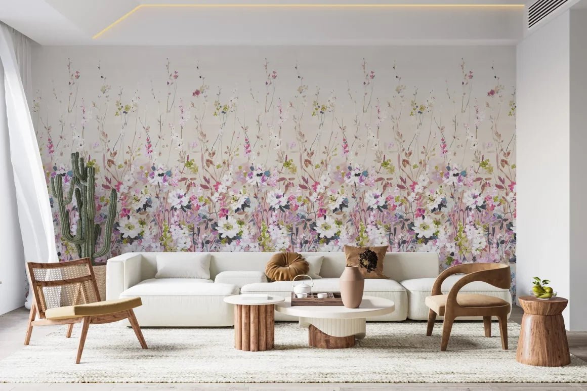Décor mural floral coloré dans un salon moderne avec un canapé blanc et des meubles en bois