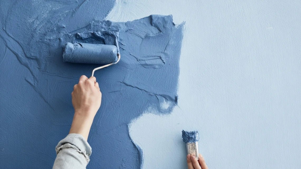 Peindre un mur foncé pour sublimer un tableau lumineux