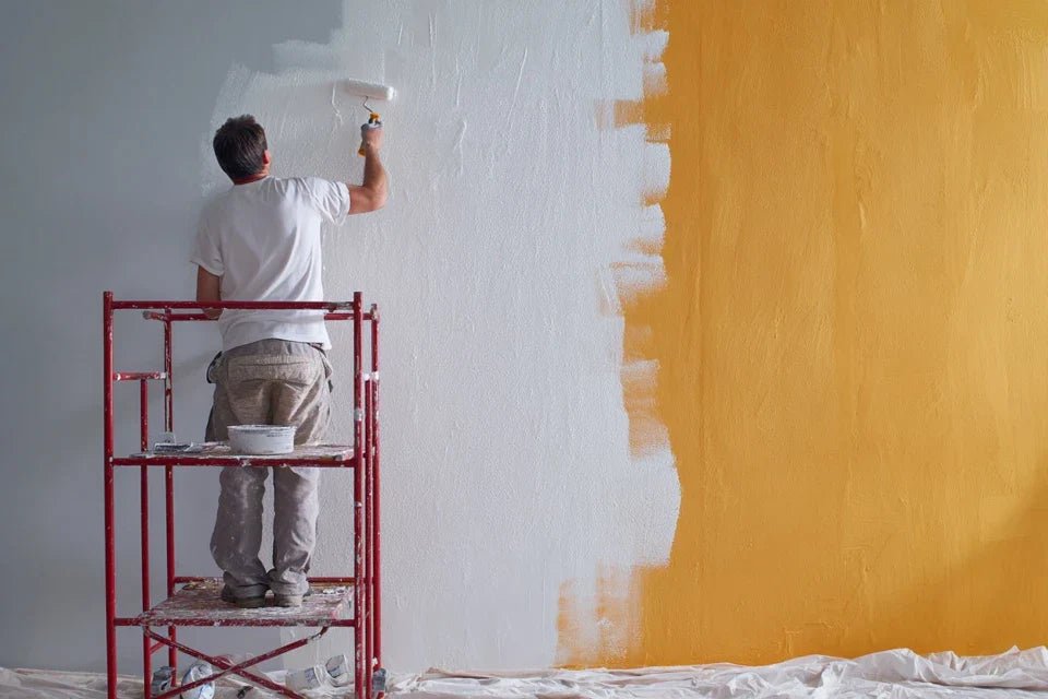 Peut-on repeindre un mur derrière un tableau sans le décrocher ?