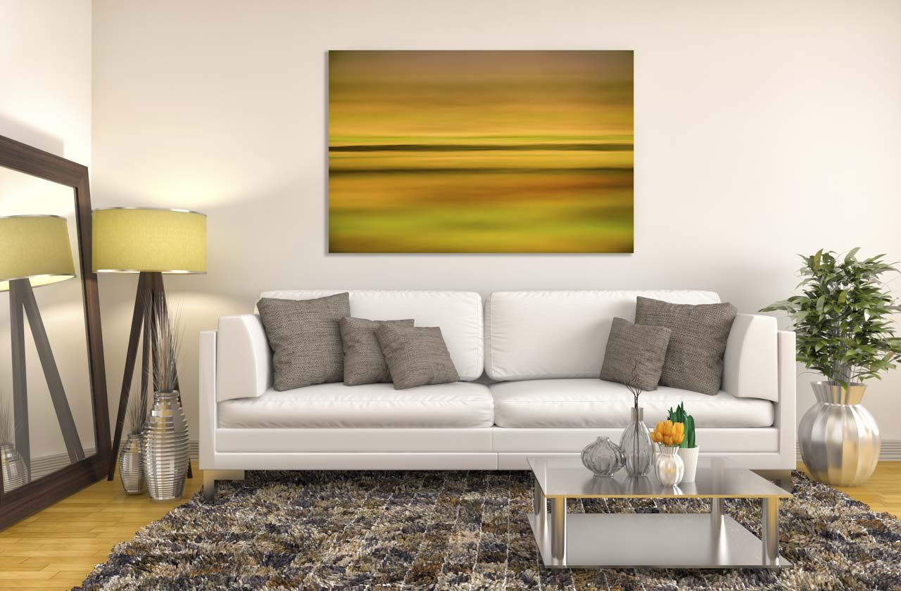 Salon moderne avec canapé blanc et tableau abstrait dans des tons de jaune et vert